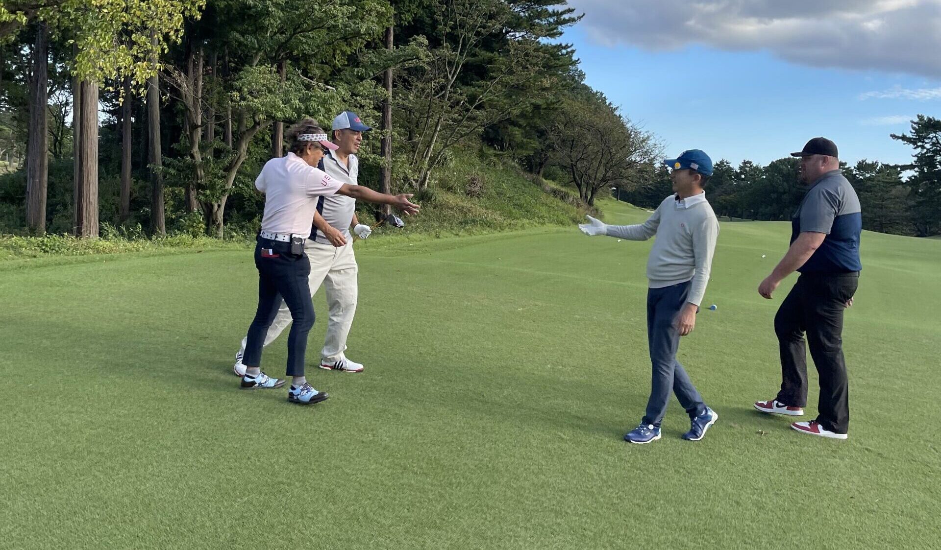 4 friends on the golf course