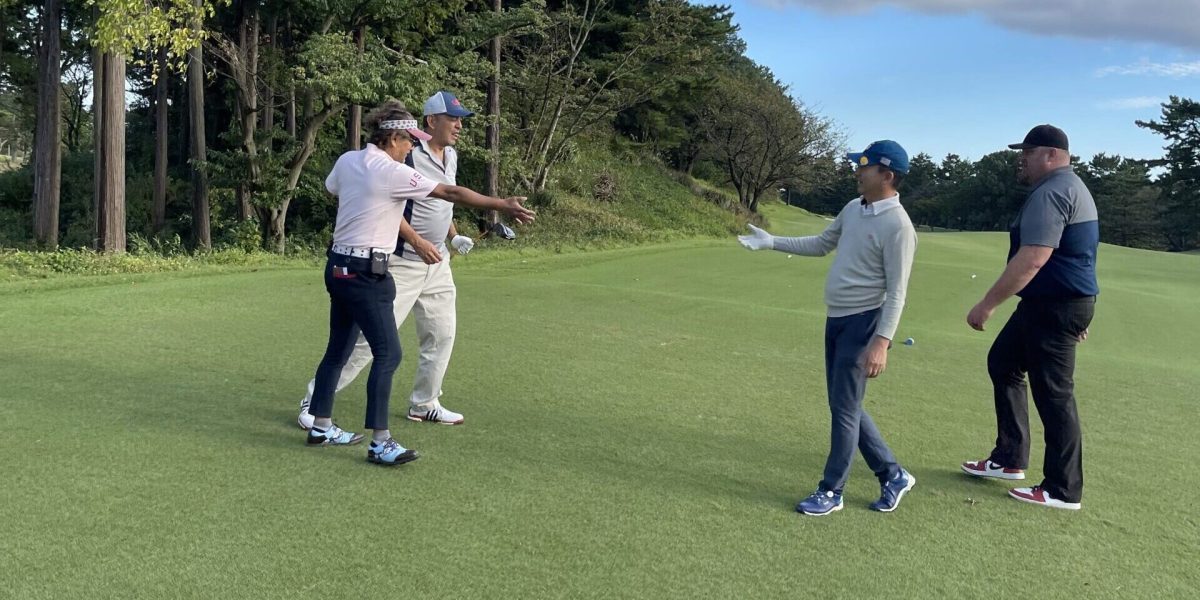 4 friends on the golf course